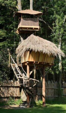 La cabane du druide, une cabane perchée à 5 mètres et l’échelle de Papou vous fera accéder à la terrasse au dessus du toit de la cabane à 8 mètres pour une capacité de 2 personnes à partir de 10 ans.