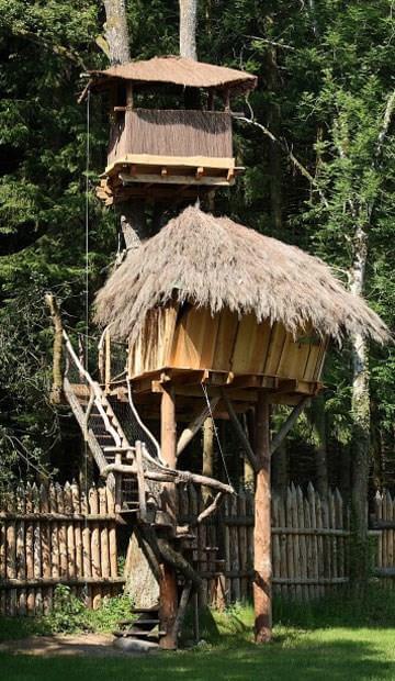 La cabane du druide, une cabane perchée à 5 mètres et l’échelle de Papou vous fera accéder à la terrasse au dessus du toit de la cabane à 8 mètres pour une capacité de 2 personnes à partir de 10 ans.